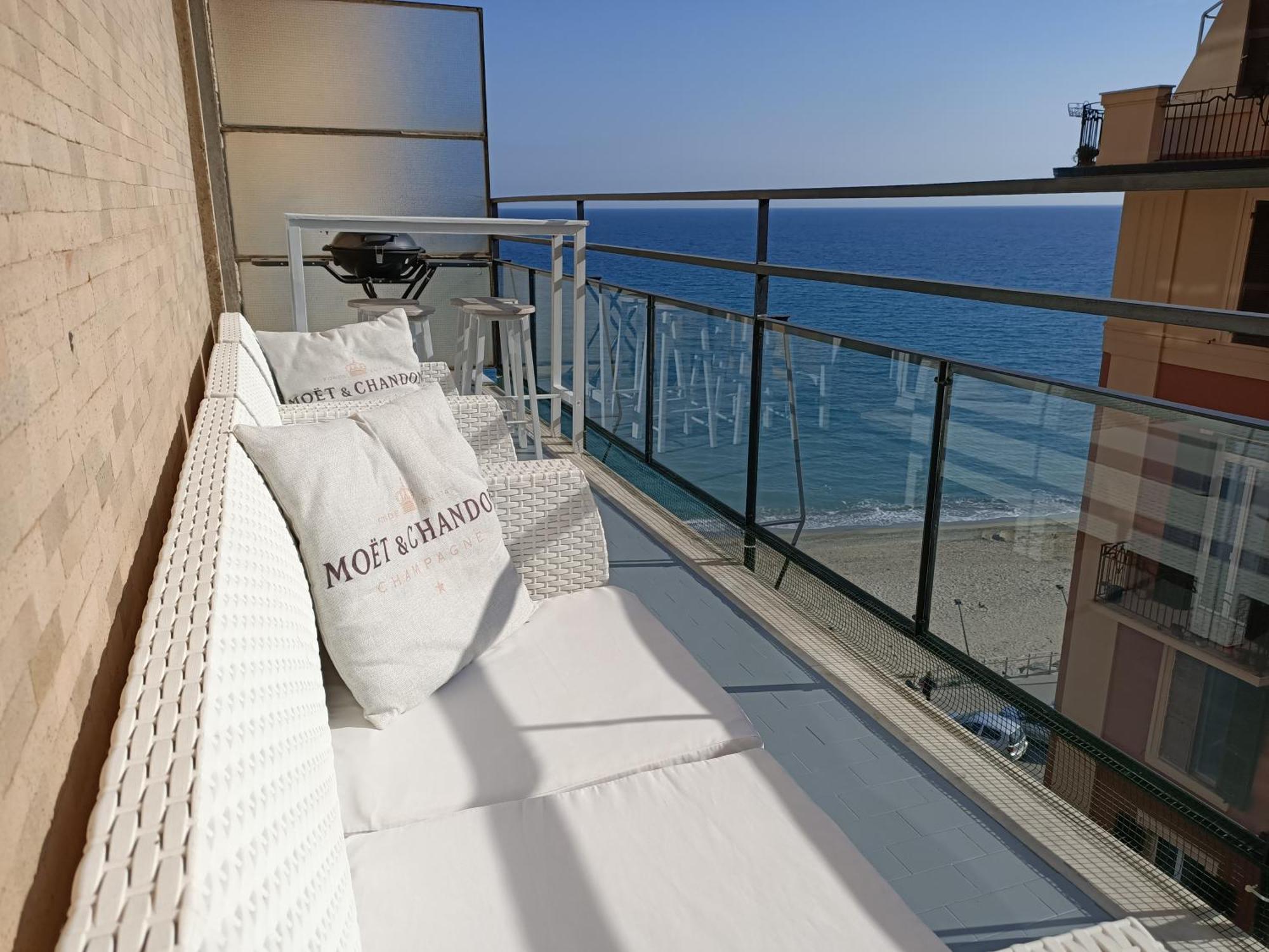Casa Di Noemi - Seafront With Parking Apartment Савона Екстериор снимка